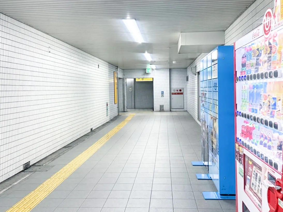 出口㉓㉔と書いてある改札を出て㉔の方に進むとエスカレーターがあるので地上に上がります