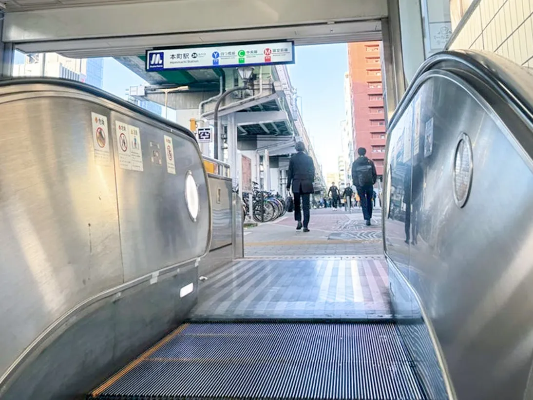 出口㉓㉔と書いてある改札を出て㉔の方に進むとエスカレーターがあるので地上に上がります