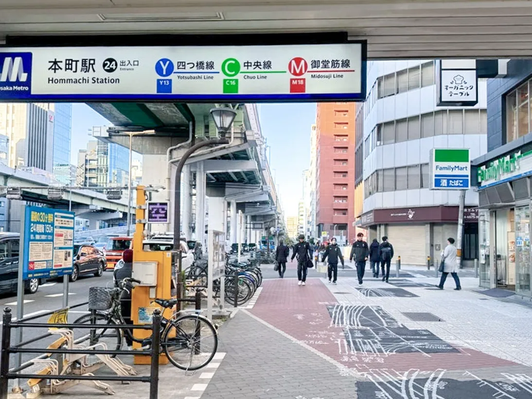 地上に上がると右手にファミリーマートがあるので、ファミリーマートを右手に直進してください