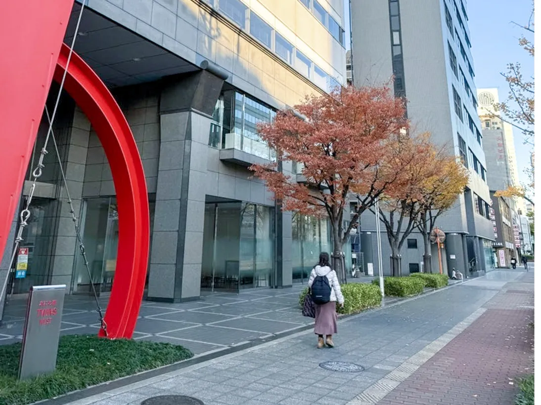 横断歩道を渡ったら、赤いオブジェがある方向に進んでください