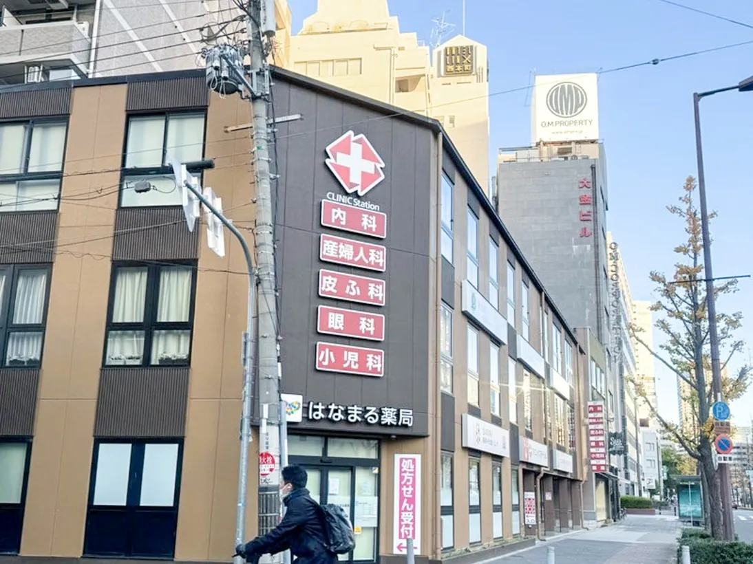 1分ほど歩くとはなまる薬局があるのでそちらを左手にして通過します