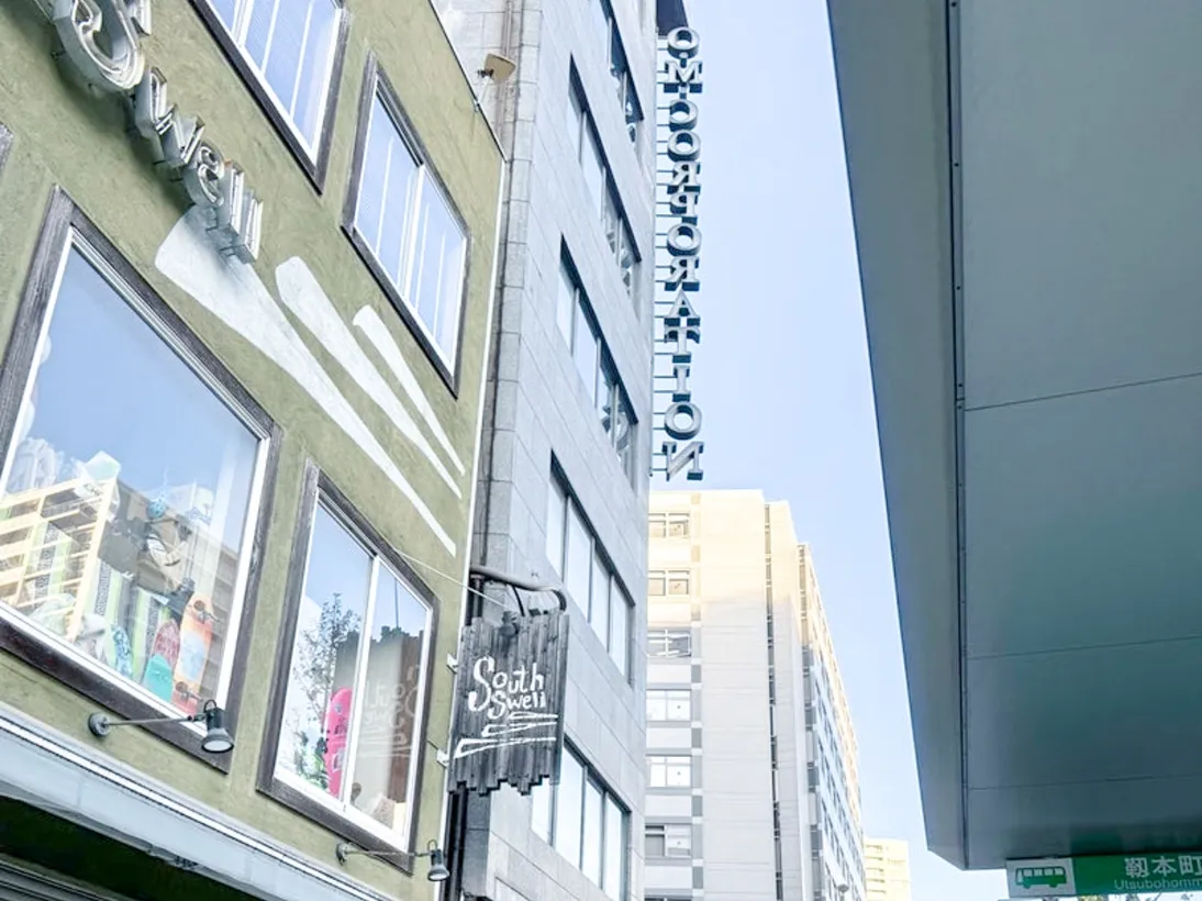 30秒ほど歩くと右にバス停。